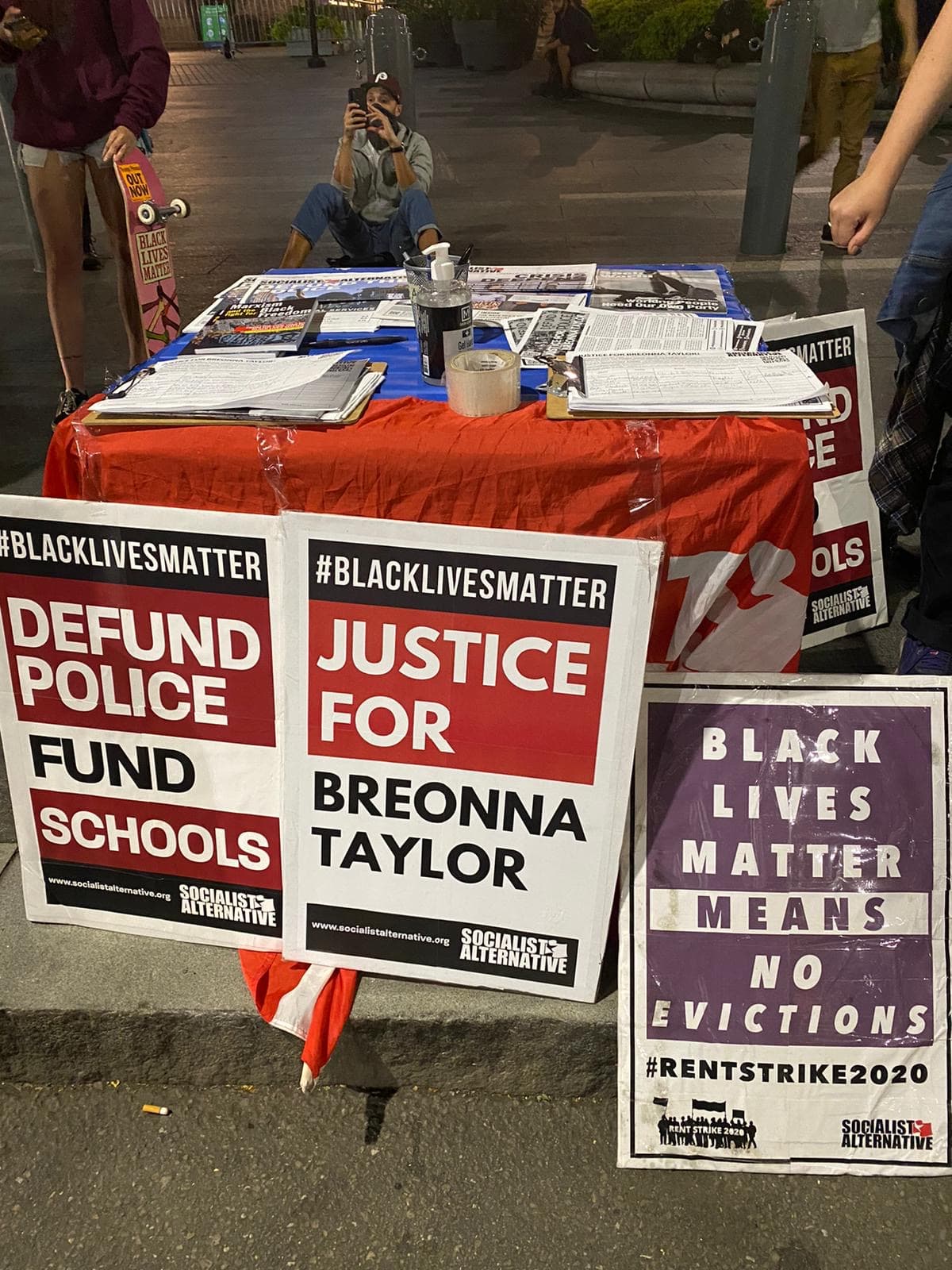 Los funcionarios de Kentucky anunciaron el miércoles por la tarde que el oficial de Louisville Brett Hankison fue acusado de tres cargos de peligro injustificado en relación con la redada policial de la noche del 13 de marzo.