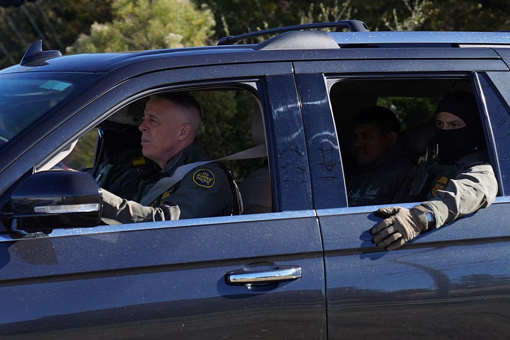 <b>El gobernador de Carolina del Norte, Josh Stein</b>, declaró el domingo, 16 de noviembre, 
<b><a href="https://x.com/NC_Governor/status/1990188875155739006" target="_blank">a través de un video</a></b>, que el operativo migratorio liderado por 
<b>Gregory Bovino (en la foto),</b> está dividiendo a la comunidad.
<br>
<br>Repudió que las personas 
<b><a href="https://www.univision.com/local/north-carolina-wuvc/ha-sido-una-pesadilla-operacion-federal-charlottes-web-deja-mas-de-130-personas-detenidas-video" target="_blank">tengan que ver "agentes enmascarados, fuertemente armados, con atuendos paramilitares conduciendo autos sin identificación, apuntando a ciudadanos estadounidenses basándose en el color de su piel </a></b>[...] Esto 
<b>no nos está haciendo más seguros</b>. Está fomentando el miedo”.
<br>
<br>Un día después, 
<b>el jefe de la Patrulla Fronteriza y sus agentes enmascarados seguían en la búsqueda de inmigrantes</b> sin documentos.