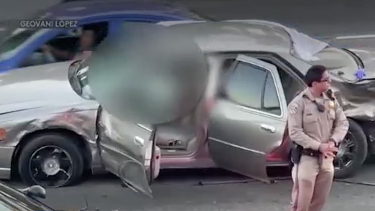 Incidente de furia al volante deja una persona sin vida y una más herida en Los Ángeles