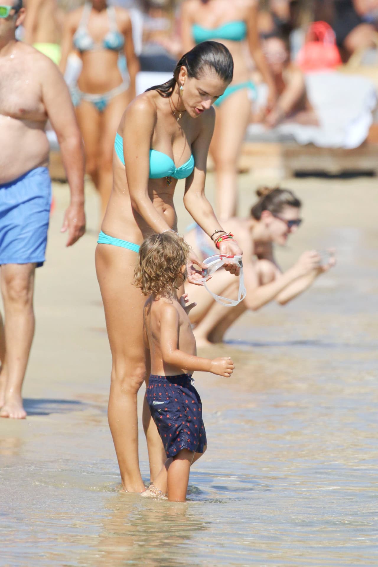 La supermodelo está de vacaciones con su familia en Grecia. ¡Mírala jugar con sus nenes!