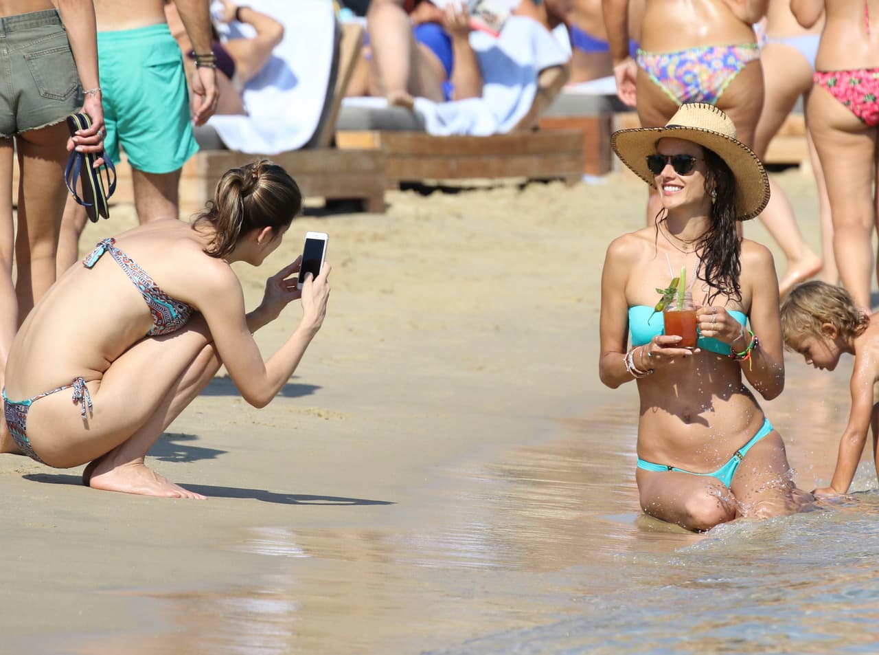 La supermodelo está de vacaciones con su familia en Grecia. ¡Mírala jugar con sus nenes!