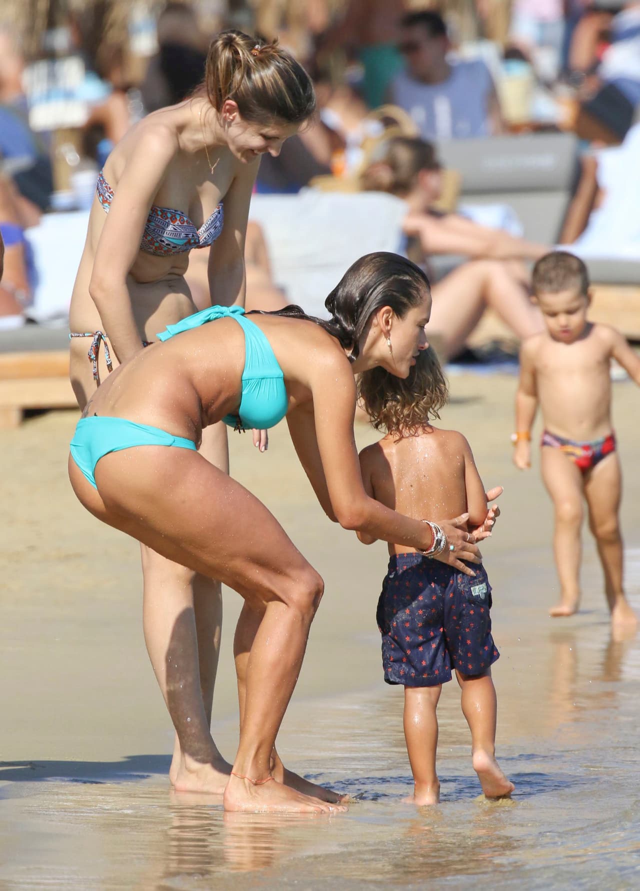 ¡Mírala jugar con sus nenes!