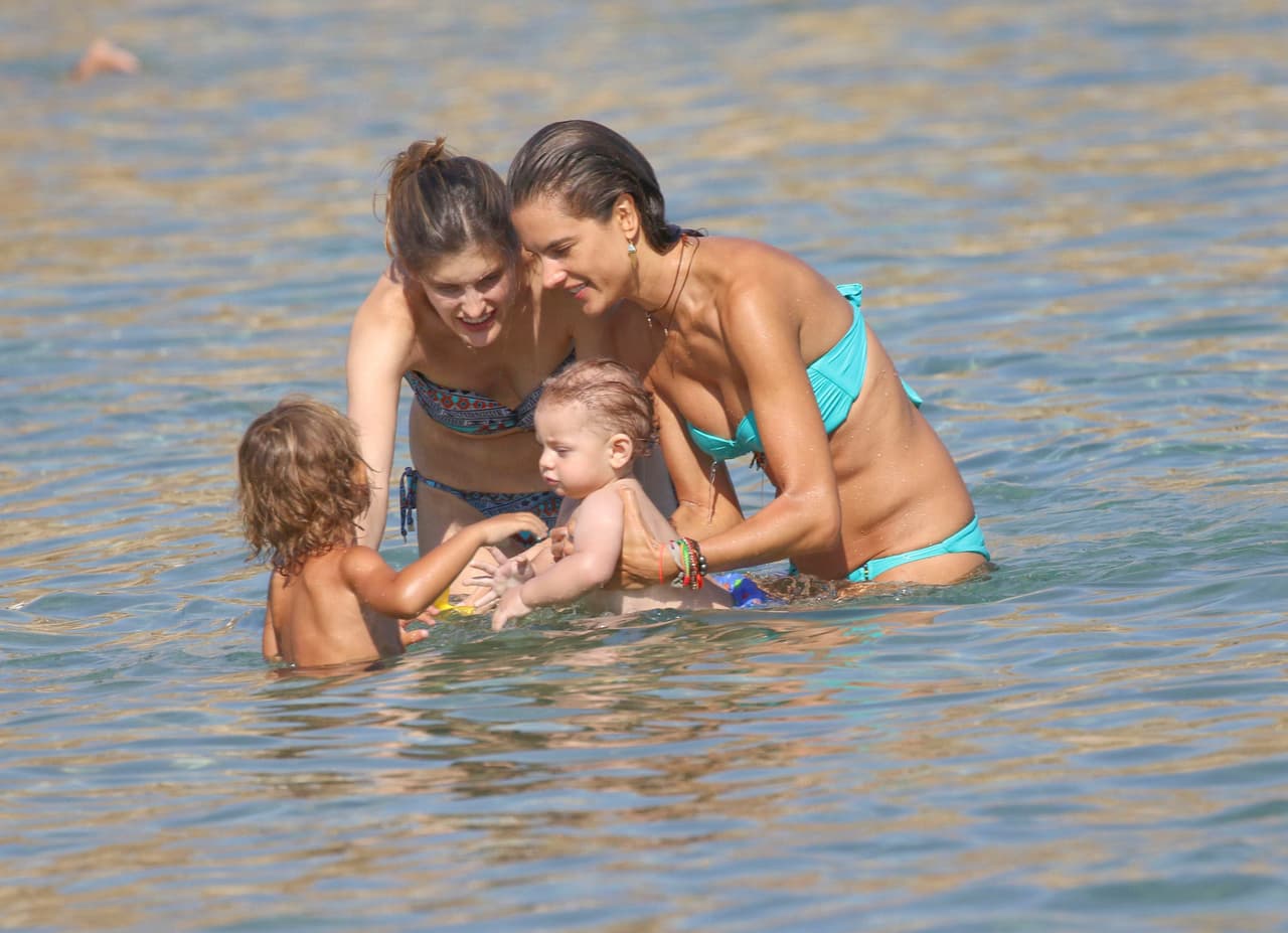 Con su familia probando el agua.