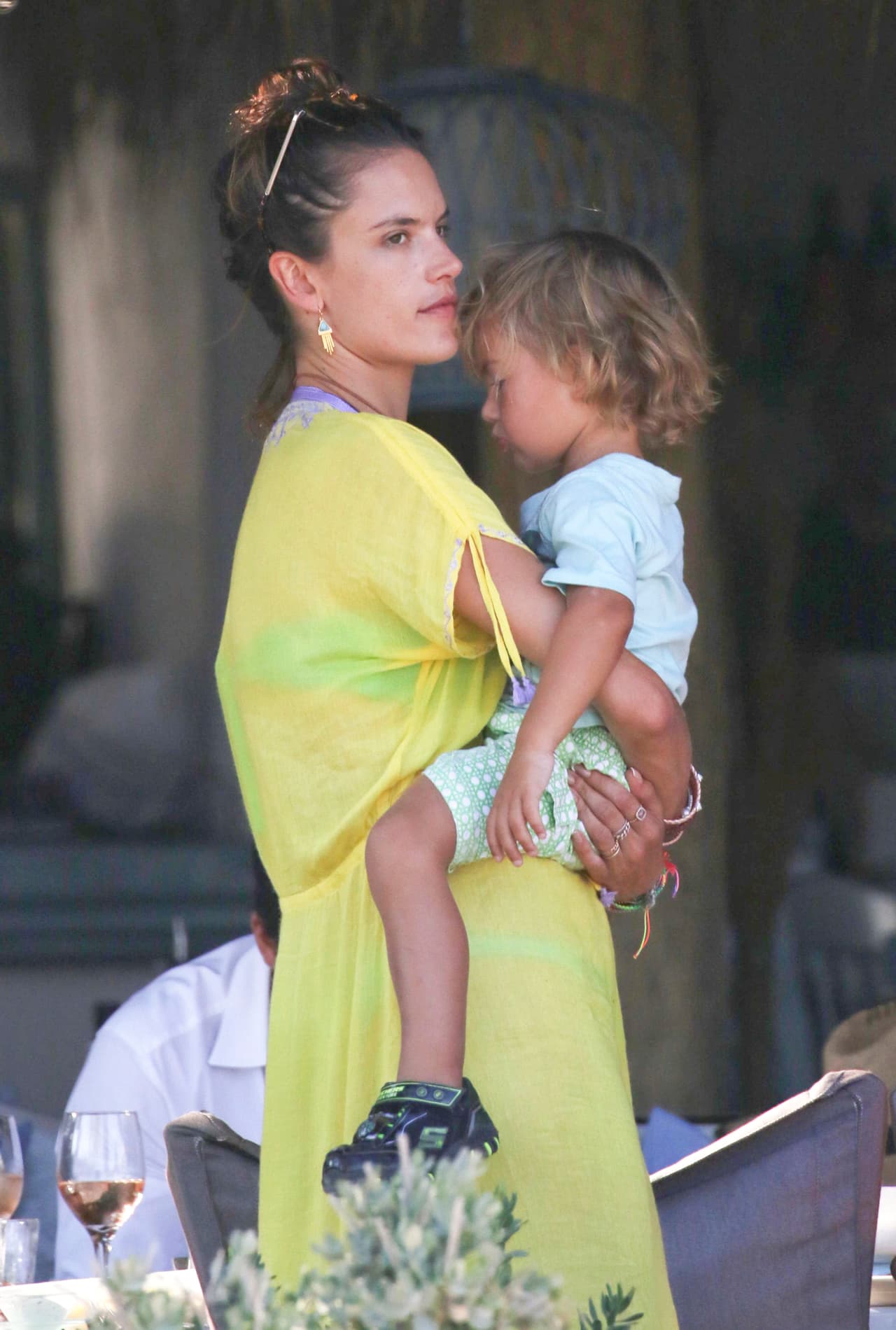 Ale, hermosa en la playa.
