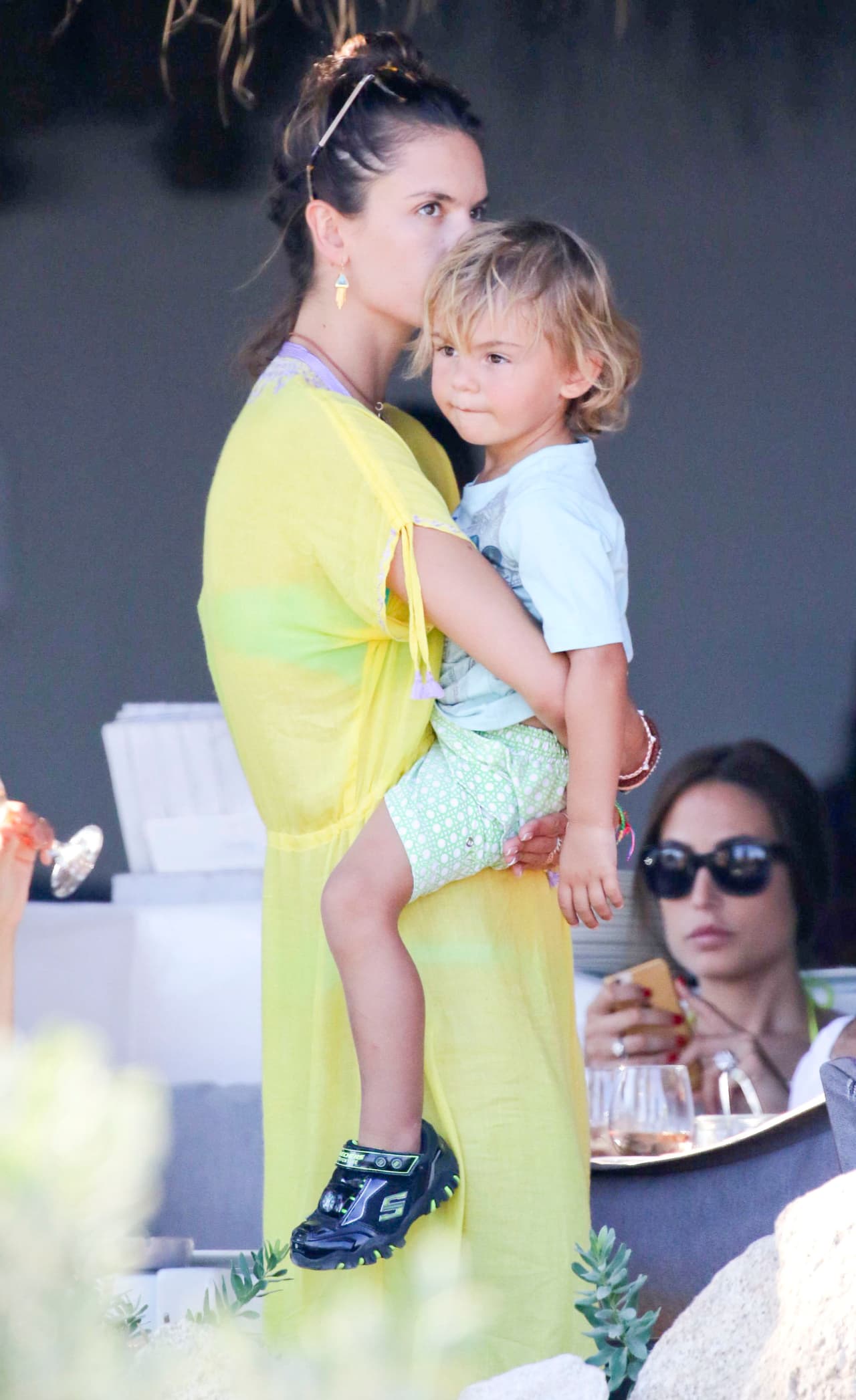 Cargando al niño para el lunch.