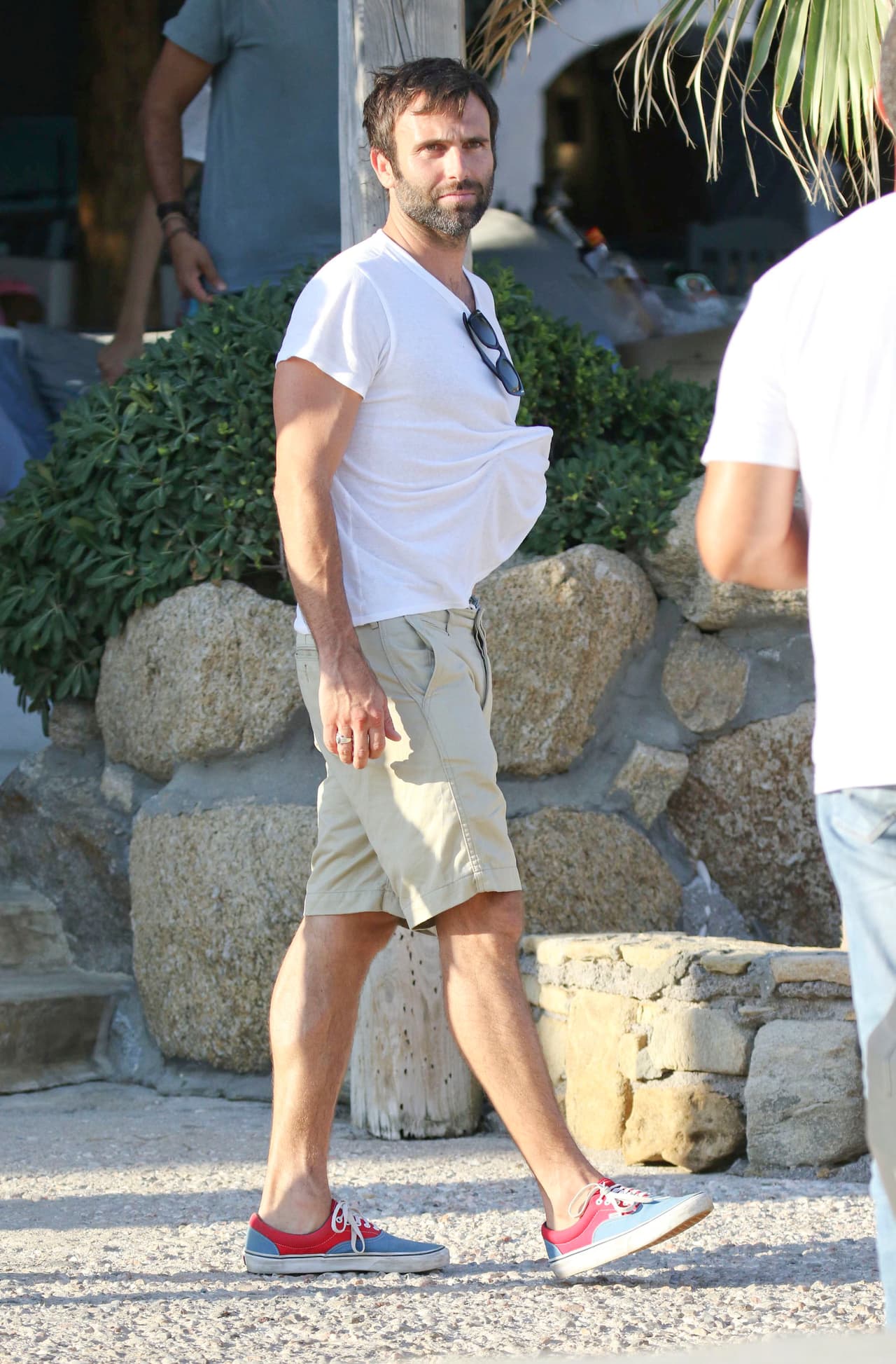 La supermodelo está de vacaciones con su familia en Grecia. ¡Mírala jugar con sus nenes!