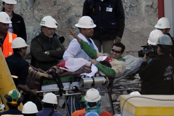 El minero Claudio Acuña, que desde las profundidades de la mina San José le propuso matrimonio a su pareja por carta, salió el miércoles 13 de octubre a la superficie donde esperaba escuchar el "sí quiero".