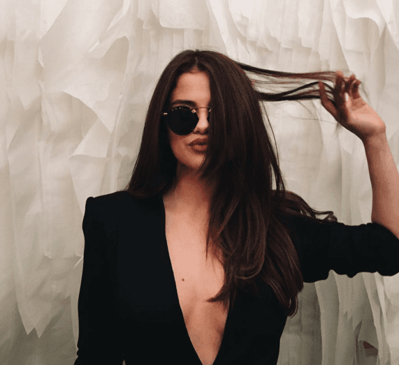 Wow! Ese es un escote de súper lujo, sin duda es una chica sensual de manera súper natural.