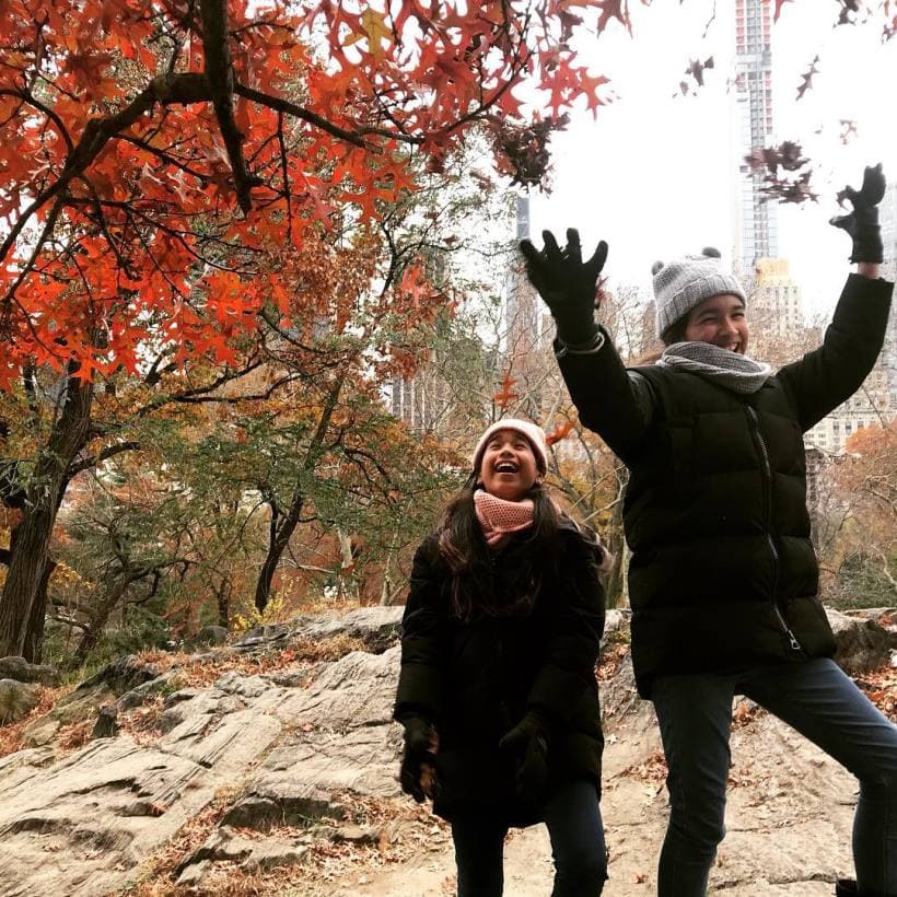 Karla ha mencionado que sus hijas han vivido una infancia feliz, y aunque casi entran a la pubertad siguen siendo dulces e inocentes.