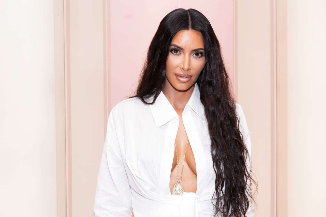 La empresaria Kim Kardashian amaneció directa este martes. Temprano 
<b><a href="https://www.youtube.com/watch?v=DRS_PpOrUZ4">negó que hubiese tenido una relación íntima con Drake</a></b> y que lo hubiese inspirado a escribir el tema 'In My Feelings'.
