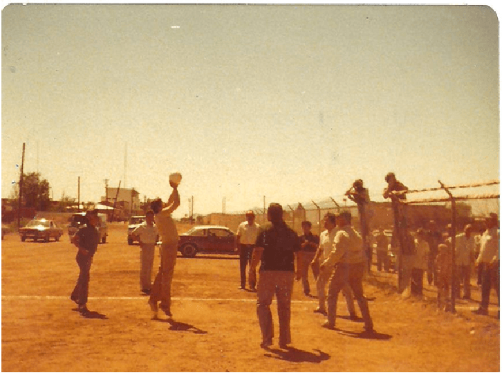 <b>4. Los partidos de voleibol entre Sonora, México y Sonora, EEUU, usaban el muro como red. </b>Los pobladores de Naco (Sonora, en México) y Naco (Arizona, en Estados Unidos) jugaron partidos de voleibol en los que el balón iba de un lado al otro de los territorios fronterizos durante 28 años. Usaban el enrejado que les habían impuesto como límite de red para sus partidos.