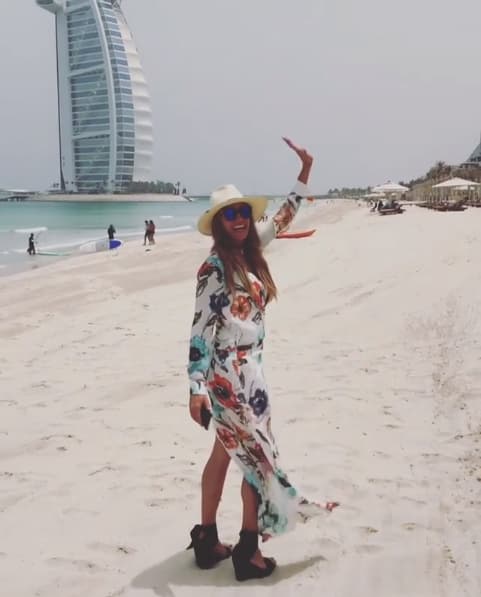 Lili y su familia se están hospedando en el hotel más famoso del mundo, el Burj Al Arab.
