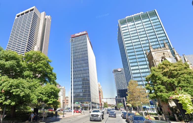 <b>Columbus, Ohio</b>, adyacente al río Scioto, es una de las ciudades con el hundimiento más extendido en los Estados Unidos. Cerca del 98% del área de la ciudad está afectada por subsidencia. 
<br>
<br>El hundimiento contribuye al riesgo de inundaciones pluviales y fluviales. Además del GIA, las actividades humanas de carga de infraestructura y la explotación de agua subterránea también contribuyen a la subsidencia de Columbus.