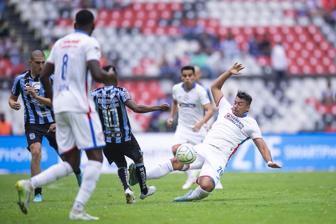 Raúl Gutiérrez arranca su interinato con Cruz Azul derrotanto a los Gallos Blancos pese a sufrir la expulsión del 'Tanque' Morales.