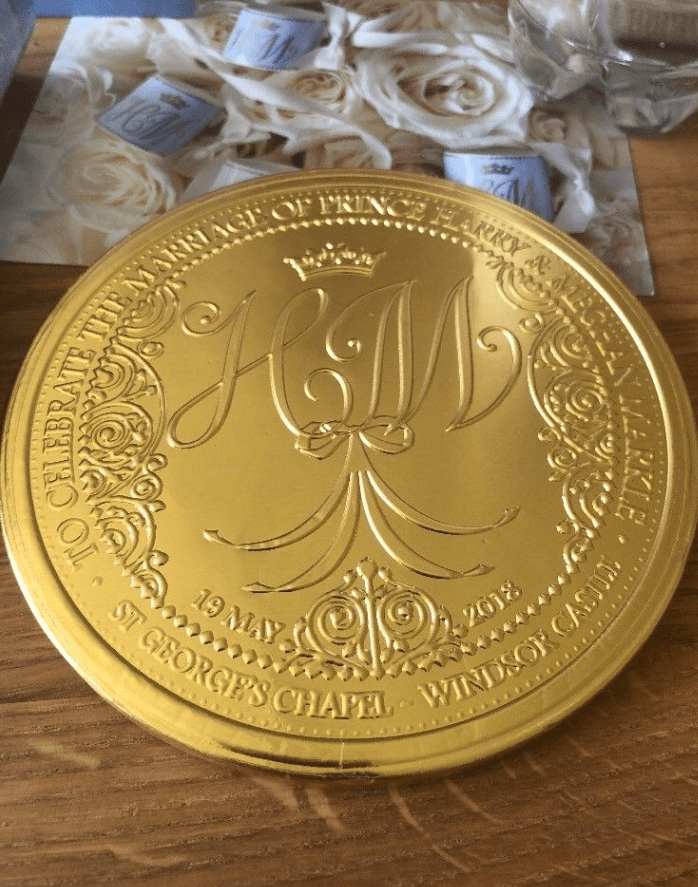 Para los amantes del chocolate, había una muestra de este manjar forrado en una fina envoltura dorada, con las iniciales de la pareja del momento.