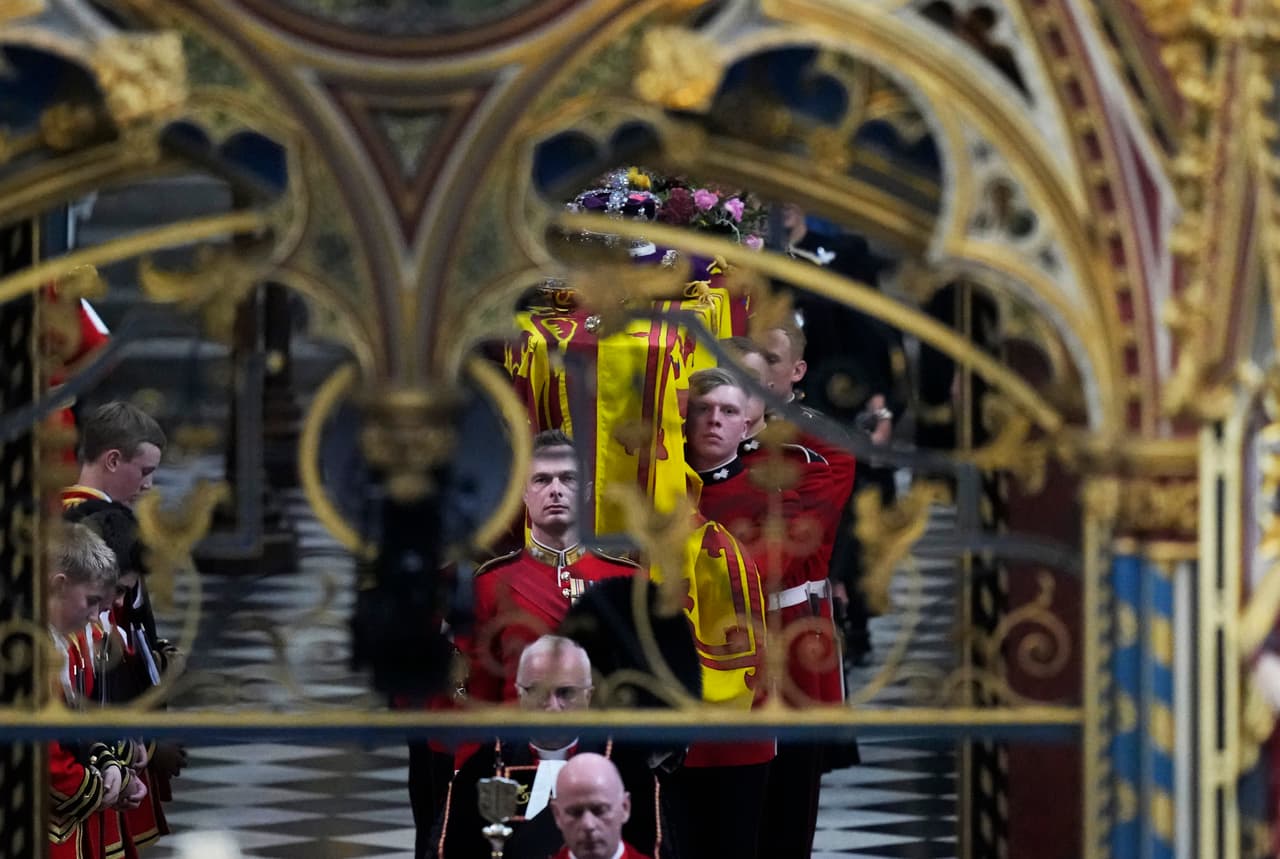 El servicio religioso se llevó a cabo este lunes 19 de septiembre en el que fue el último acto para cerrar los homenajes a la soberana, quien falleció el pasado 8 de septiembre a los 96 años.
<br>