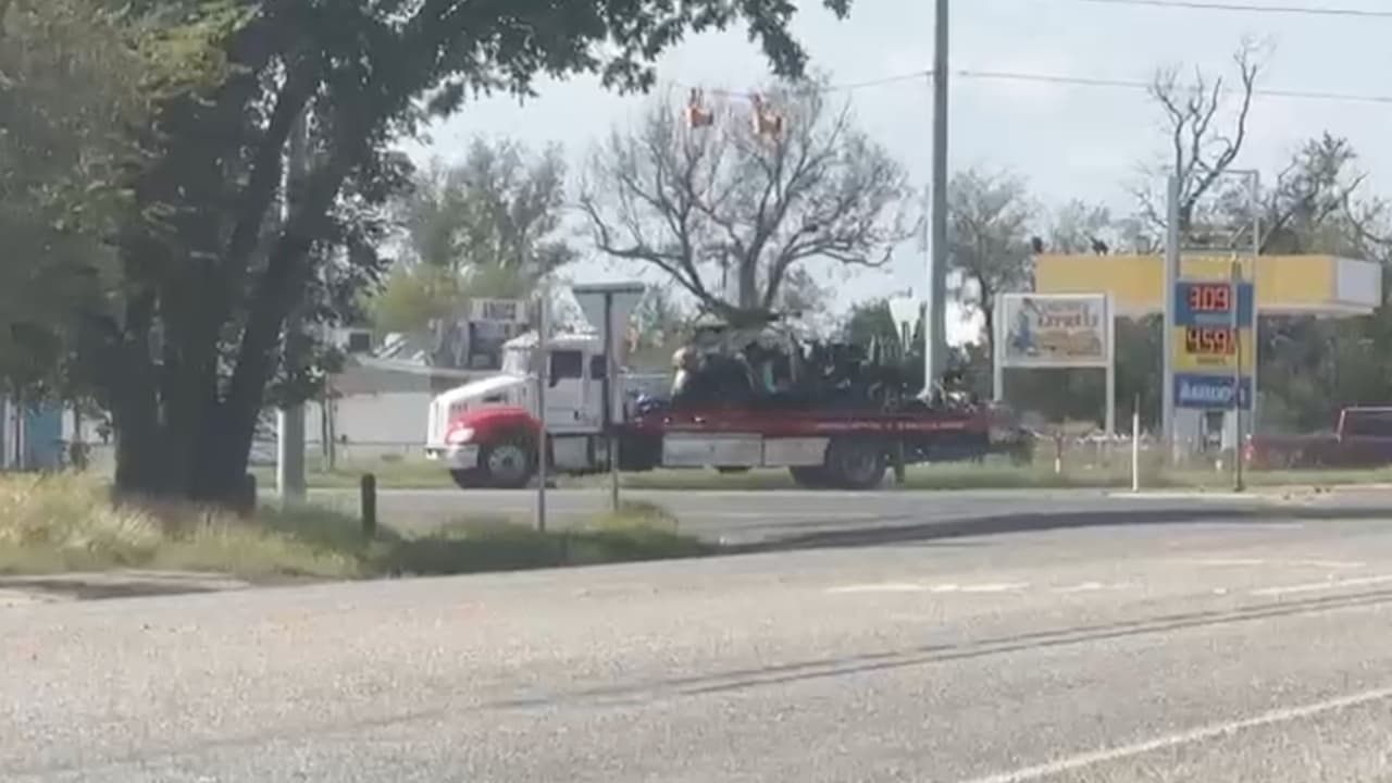 Lo que quedó de los dos vehículos los quitaron de la carretera y los trasladaron en una grúa para continuar la investigación.