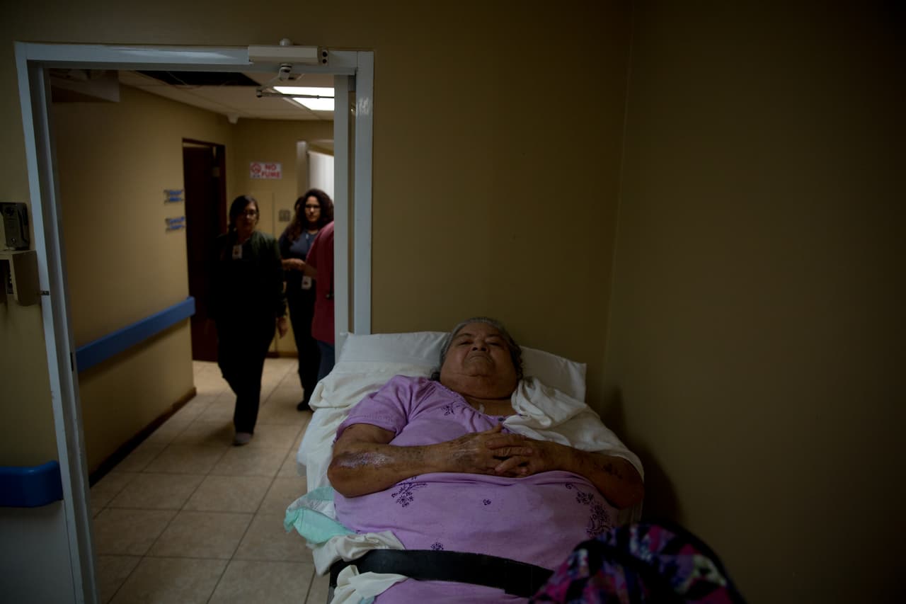 Cancele las visitas a hogares de ancianos, centros de atención a largo plazo y hospitales.
<br>