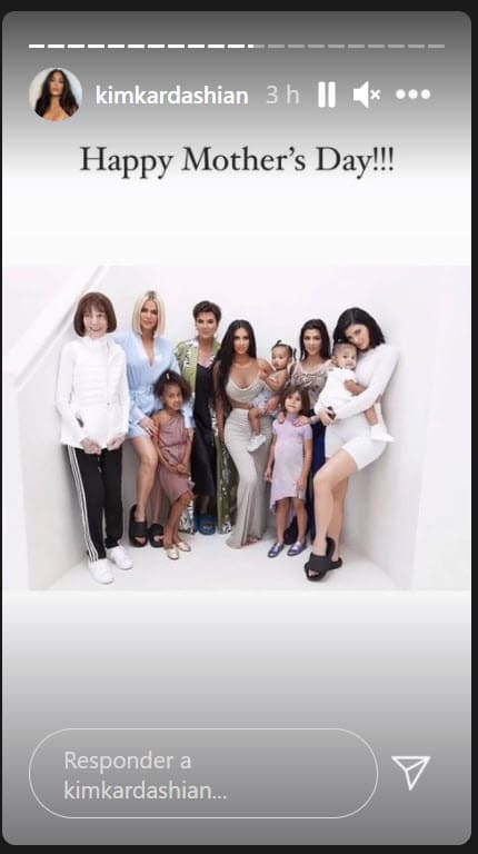 <b>Kim Kardashian</b>, quien es 
<b><a href="https://www.univision.com/famosos/casi-imposible-para-kim-kardashian-tomarse-esta-foto-con-sus-cuatro-hijos-fotos" target="_blank">mamá de 4 hijos</a></b>, publicó este retrato con las mujeres del clan Kardashian Jenner que son mamás, incluyendo a la gran matriarca, su abuela Mary Jo Campbell.