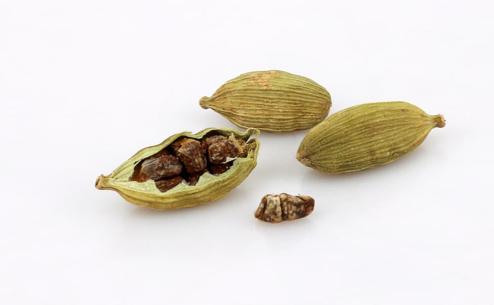 Así, se recomienda el cardamomo para los dolores del estómago, para eliminar los gases corporales y también, para la halitosis, el temido mal aliento. Facilita la digestión, neutraliza la acidez estomacal y reduce la hinchazón del abdomen.