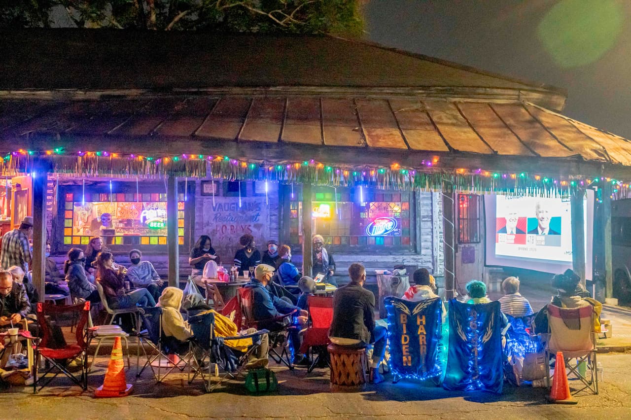 Un grupo de residentes de Nueva Orleans, Louisiana, esperan los resultados electorales en un bar de la ciudad. Este estado lo ganó cómodamente el presidente Trump.
