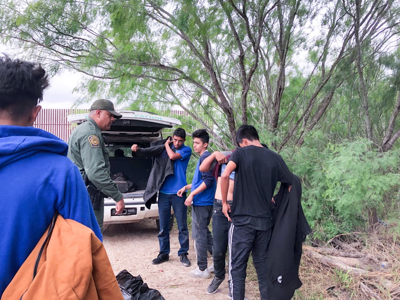 Además de las familias, también continúan creciendo los números de los menores no acompañados que llegan al país. En marzo fueron casi 9,000 los aprehendidos por la Patrulla Fronteriza.