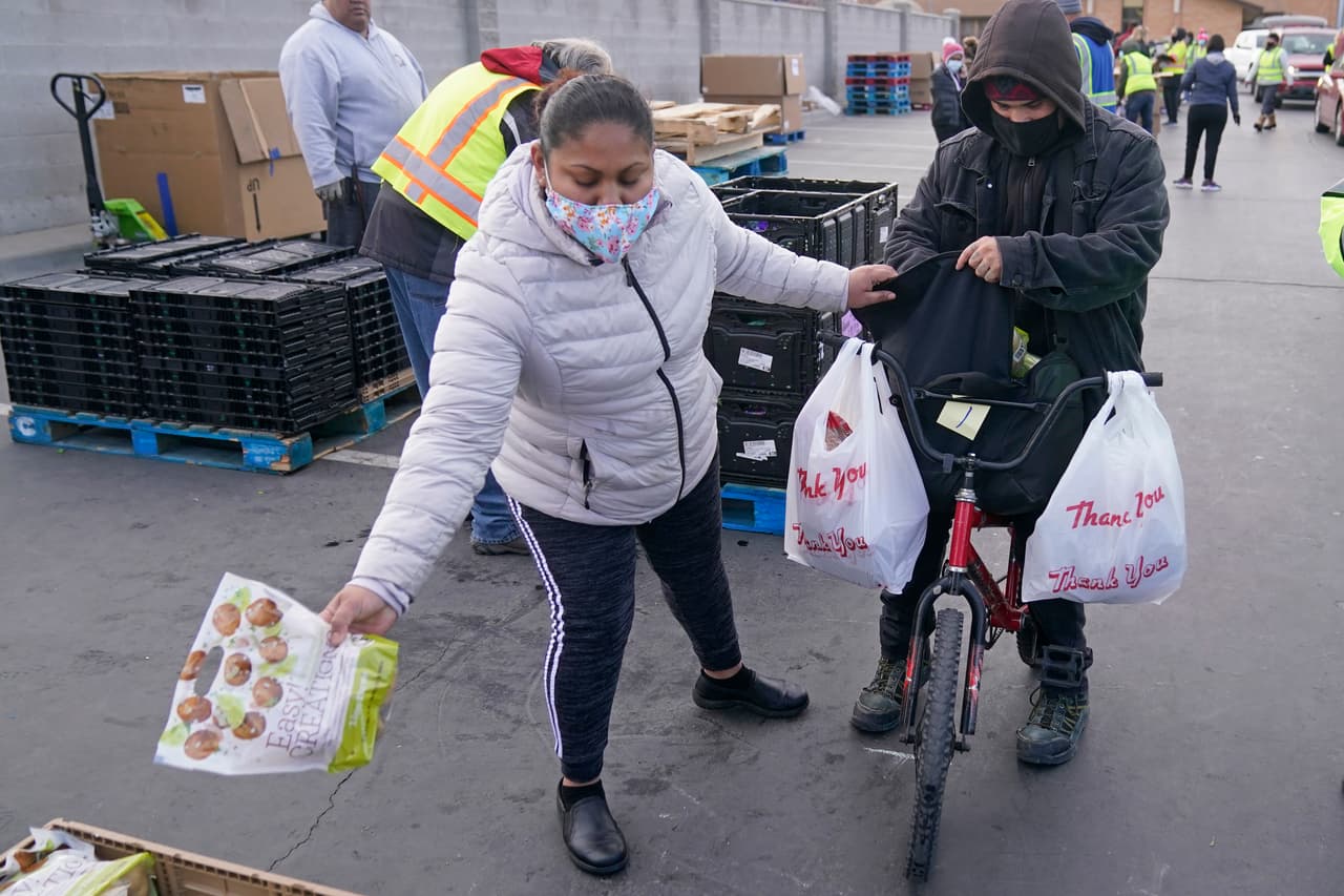 La crisis alimenticia en EEUU se acentuó entre niños y mayores, los más pequeños perdieron acceso a las comidas gratuitas que recibían en sus escuelas al cerrar los centros escolares por la pandemia, y muchas de las personas de más edad quedaron en una peor situación por evitar salir por miedo a contraer
<a href="https://www.univision.com/temas/coronavirus">coronavirus</a>.