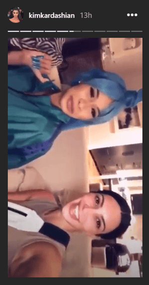 A tres semanas y media
<a href="https://www.univision.com/entretenimiento/cardi-b-se-sincera-revela-sus-primeras-impresiones-sobre-ser-mama">de dar a luz</a> a su beb茅
<a href="https://www.univision.com/entretenimiento/cardi-b-ya-es-mama-y-fue-asi-de-original-con-el-nombre-de-su-bebe-fotos"><b>Kulture</b></a>, Belcalis Alm谩nzar, nombre de pila de la int茅rprete, apareci贸 reunida con el 'klan' e incluso sucumbiendo a las pasiones de
<a href="https://www.univision.com/shows/que-crees/que-le-pasa-llaman-anorexica-a-kim-kardashian-y-ella-lo-festeja-video"><b>Kim Kardashian</b></a>, de 37 a帽os.