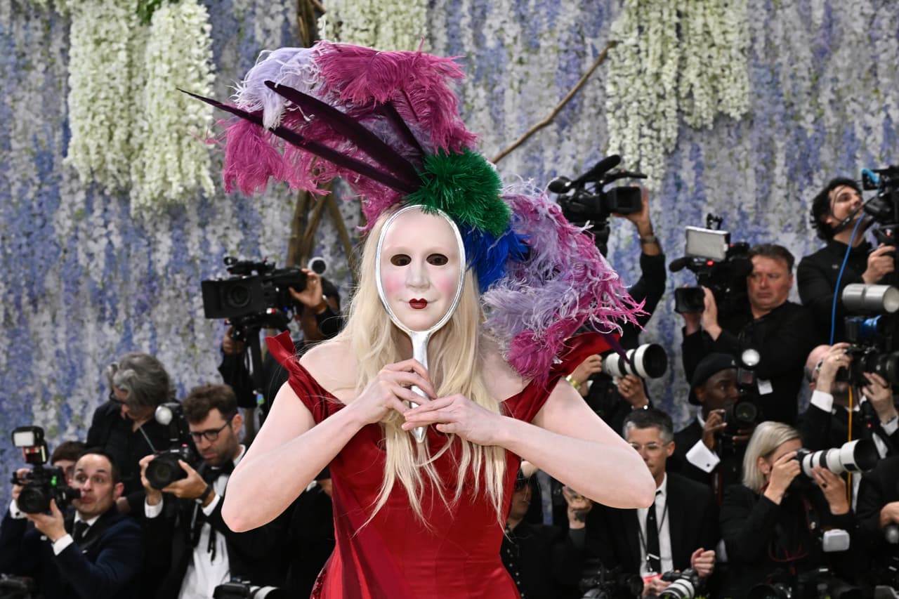 Gwendoline Christie cubrió juguetonamente su rostro en la alfombra con una máscara de su propia cara.