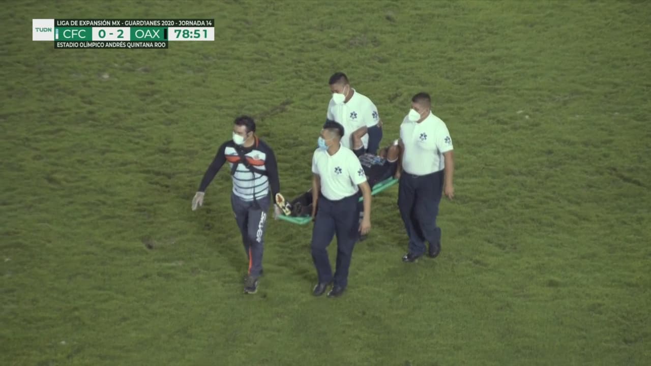 Sale en camilla y el estadio pone música del meme del ataúd