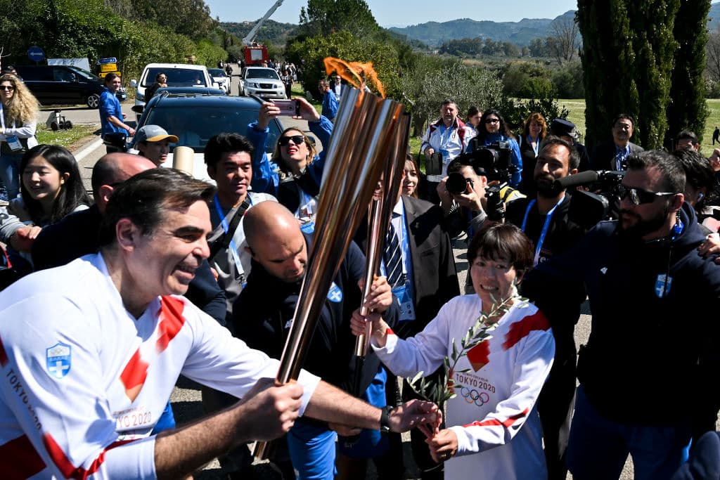 La antorcha olímpica se encendió y será entregada a los organizadores de los Juegos Olímpicos de Tokio 2020 en Atenas el 19 de marzo. El evento lució vacío por medidas sanitarias debido al coronavirus.