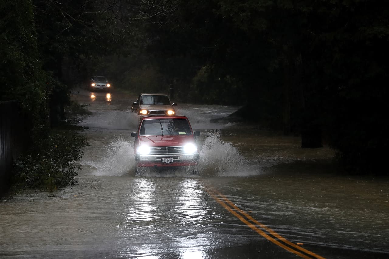 Una nueva serie de tormentas está trayendo fuertes lluvias e inundaciones a varios poblados como Guerneville y Forestville en el norte de California unos días después de que la lluvia y las tormentas de nieve golpearon la región trayendo una gran cantidad de agua que beneficiaría a California, un estado severamente afectado por la sequía.