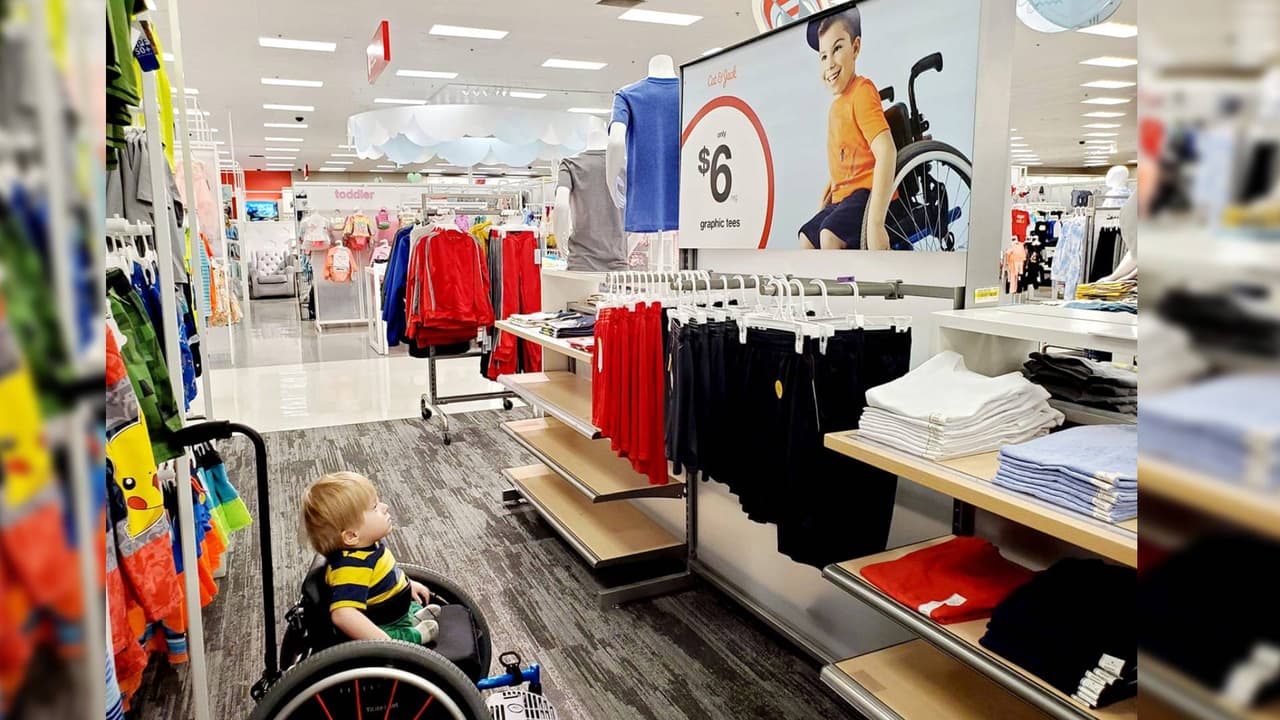 Madre capta el tierno momento donde su hijo “mira a otro chico como él”