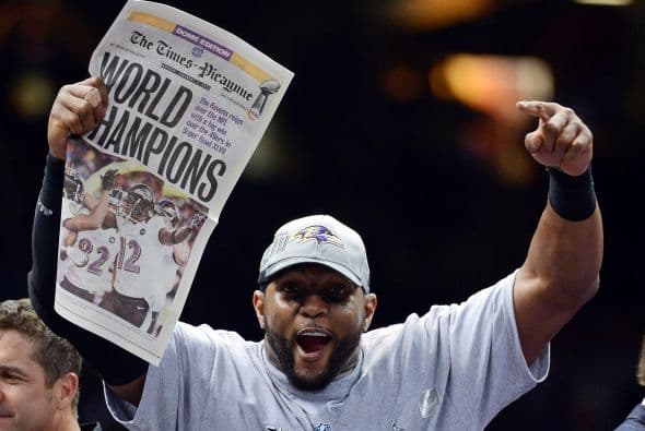 La gran fiesta deportiva del año en Estados Unidos, el Super Bowl de la Liga Nacional de Fútbol Americano (NFL), en su cuadragésima séptima edición, ya forma parte de la historia con los Ravens de Baltimore como nuevos campeones al vencer por 34-31 a los 49ers de San Francisco. Los pronósticos se cumplieron, los Ravens llegaron al Mercedes-Benz Super Dome de Nueva Orleans con el mejor mariscal de campo del momento, Joe Flacco, y la mejor defensa de la NFL, ambos factores se hicieron presentes en los momentos decisivos que hicieron posible el triunfo y el conseguir el segundo trofeo Vince Lombardi en la historia de la franquicia de Baltimore. Flacco, de 28 años, fue el líder perfecto en la primera parte al conseguir tres pases de anotación, que lo dejaron como el sexto mariscal que lo consigue en la historia del Super Bowl y una ventaja parcial de 21-6 al descanso que sería decisiva. El safety Ed Reed, nativo de New Orleans, empataría la mejor marca de la fase final de la NFL con nueve robos aéreos, mientras que Kaepernick quedaría con la mancha de la interceptación que sufrió. Antes que se diese el ya histórico apagón, el primero en un Super Bowl, el receptor abierto Jacoby Jones también quiso entrar en los libros de las marcas al conseguir nada más comenzar el tercer periodo al regresar 108 yardas de "touchdown" una devolución de balón, la mejor de todos los tiempos. Kaepernick y los 49ers vivieron los momentos estelares del partido al conseguir 23 puntos en menos de 13 minutos, 17 fueron consecutivos. Lewis, no brilló como en el primer Super Bowl del 2001 cuando ganó el premio de Jugador Más Valioso (MVP), que esta vez le fue con todos los honores a Flacco, al completar 22 de 33 pases para 287 yardas, sin interceptaciones, pero hizo seis derribos y cuatro fueron "placajes" solitarios. Suficientes para que los Ravens lograsen el segundo trofeo Vince Lombardi en su historia y Lewis pudiese cerrar con broche de oro su legado de 17 temporadas brillantes dentro de la competición de la NFL. Mientras que la revelación de la temporada Kaepernick confirmó que es un mariscal muy especial, lleno de energía, que corre como nadie, que tiene un dinamismo único, pero que todavía no pudo emular a los legendarios Montana y Young, que lo precedieron al frente de los 49ers en los cinco Super Bowls que disputaron y que consiguieron ganar. Los jugadores de los 49er, encabezados por el corredor Frank Gore insistieron que su equipo fue mejor como conjunto que los Ravens se aprovecharon de acciones aisladas. Pero el marcador final estableció que los ganadores fueron los Ravens, por eso dos hermanos, John y Jim Harbaugh, los primeros en la historia de la NFL que dirigieron a los equipos que disputaron un título de Super Bowl, al concluir el partido fueron al encuentro y se dieron un gran abrazo.