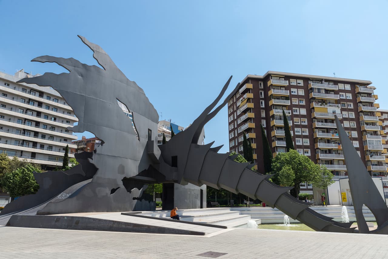 <h3 class="cms-H3-H3">18. Sants, Barcelona, España</h3>
<br>
<br>Sants está (y se siente) lejos del centro de Barcelona, y esa es parte de la razón por la que sigue siendo el tipo de lugar que mucha gente ama, de acuerdo con 
<i>TimeOut.</i> Este barrio representa la Barcelona que simplemente se niega a desaparecer: sencilla, abierta y acogedora, mezcla de calles tranquilas y plazas animadas. Es un lugar donde la tradición y el activismo se encuentran: aquí no solo encontrarás La Borda, un nuevo proyecto de vivienda cooperativa que desafía la especulación inmobiliaria, sino también un museo secreto de viejas máquinas de coser. 
<br>