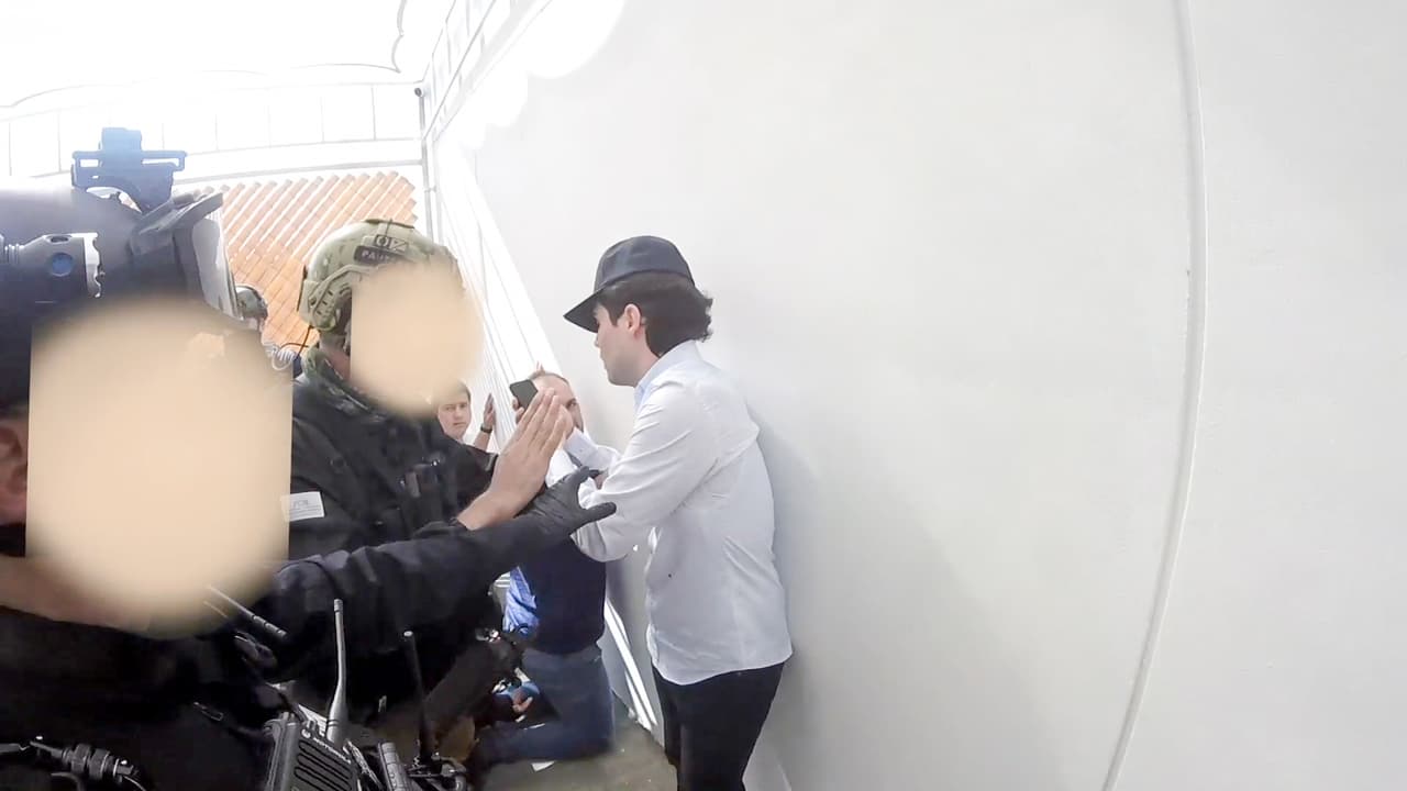 Hacia las 6:49 pm, los mandos de seguridad deciden retirarse de la casa donde habían capturado a Ovidio Guzmán, quien nunca fue detenido formalmente. Una de las excusas es que no había una orden de cateo.