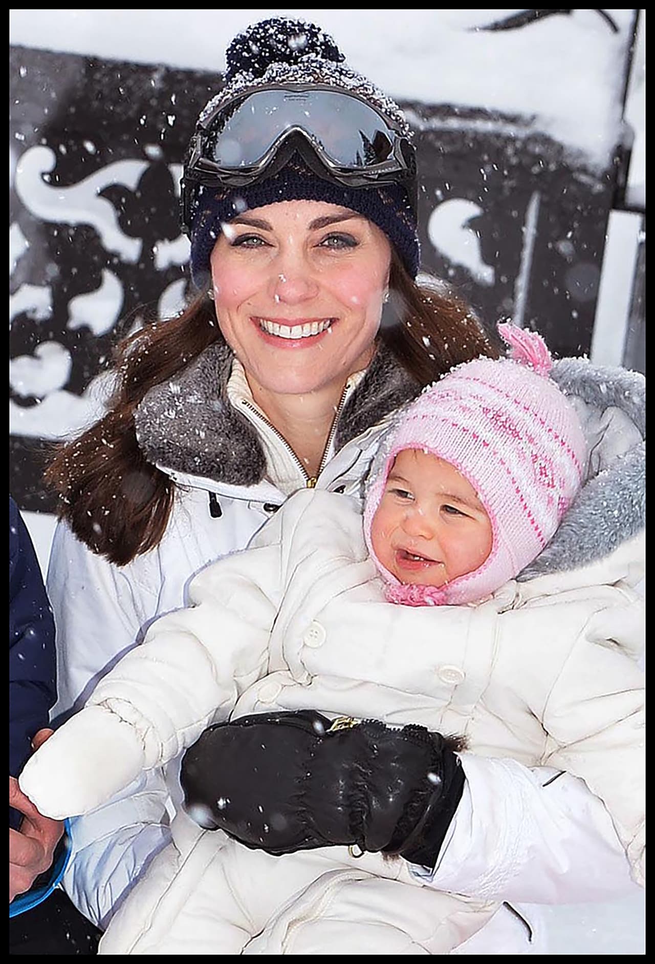 La hermosa Kate cargando a su nena, ¿se parecen?