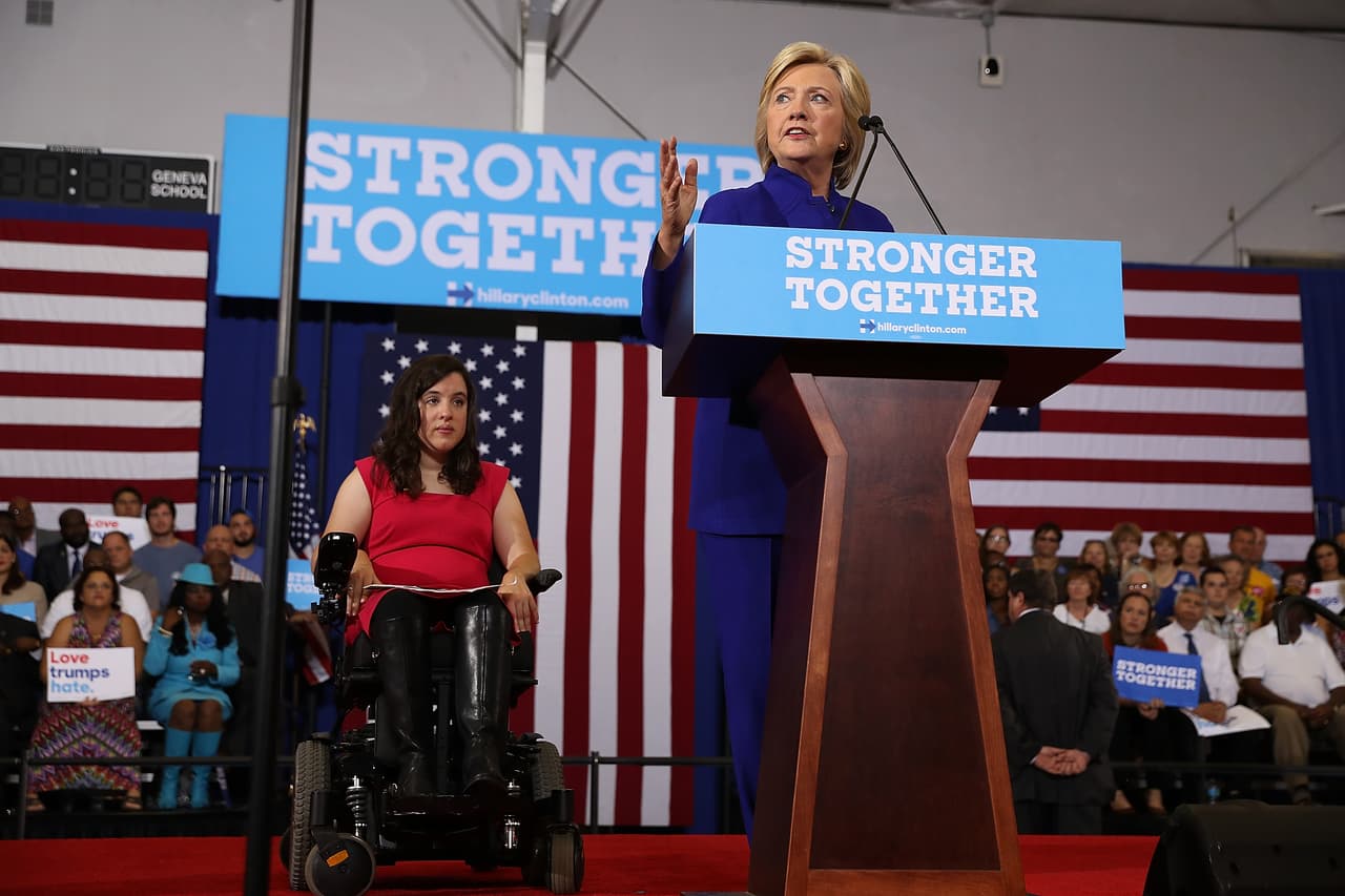 Hillary Clinton ignora a Donald Trump y habla a los discapacitados desde Florida