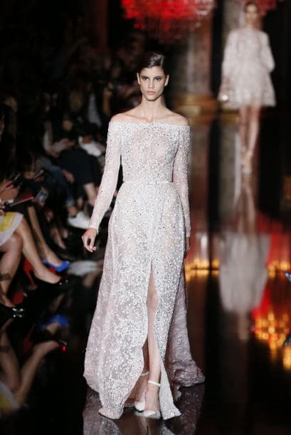 Que se se complementan perfecto con mangas largas y pegadas a los brazos. Si además los combinas con un talle ajustado y un cinturón delgado, tendrás una silueta alargada envidiable.