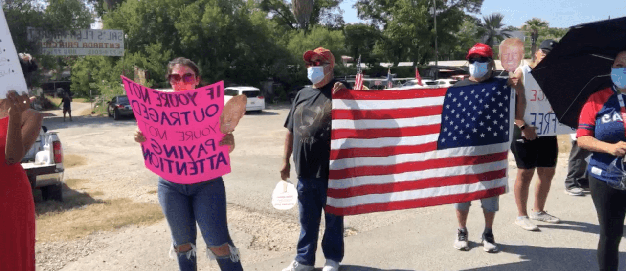 La manifestación que duro poco más de una hora, tenía como fin principal protestar contra los más de 
<a href="https://www.univision.com/local/san-antonio-kwex/del-rio-inmigrantes-texas-declaracion-emergencia-desastre-local-acuna-haiti">12 mil inmigrantes que se encuentran hacinados debajo del Puente Internacional de Del Río</a> en espera por asilo.