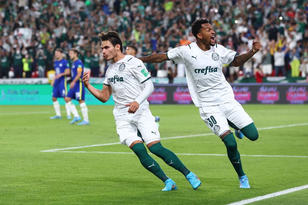 Tras el empate 1-1 en los 90 minutos reglamentarios, el juego pasó a los tiempos extras donde el Palmeiras se descuida al minuto 114 cometen un penal, Kai Havertz no perdona y el Chelsea termina venciendo 2-1 al Palmeiras.