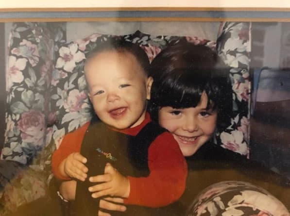 Y por supuesto que su hermano menor 
<b><a href="https://www.univision.com/programas/novelas/ellos-son-los-hermanos-mas-guapos-de-los-famosos-fotos">Gonzalo Jr.</a></b> no se quedó atrás, él publicó en su cuenta de Instagram esta tierna foto de su infancia: "Feliz cumpleaños hermana mía, ¡¡Te Amo!!".