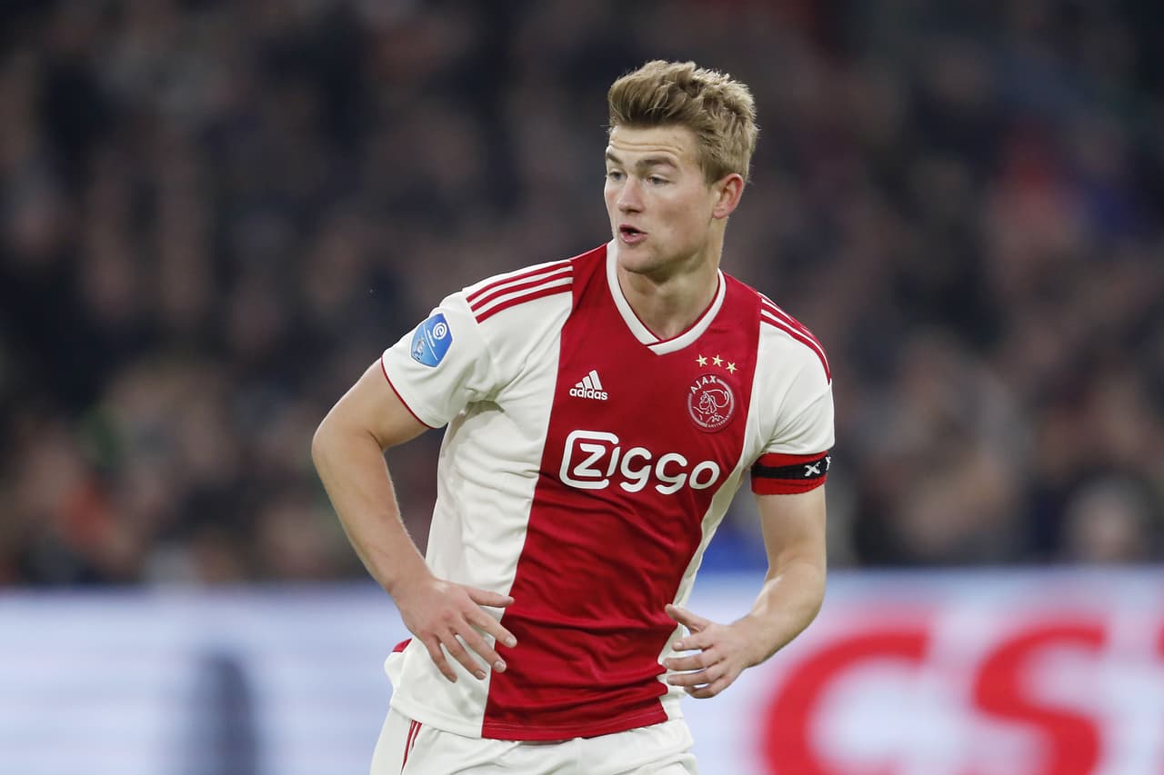 Con la llegada de Frenkie de Jong, el Barcelona hará un esfuerzo mayor por intentar quedarse con Matthijs de Ligt. El mediocampista pidió a la directiva blaugrana que intensifiquen sus negociaciones.