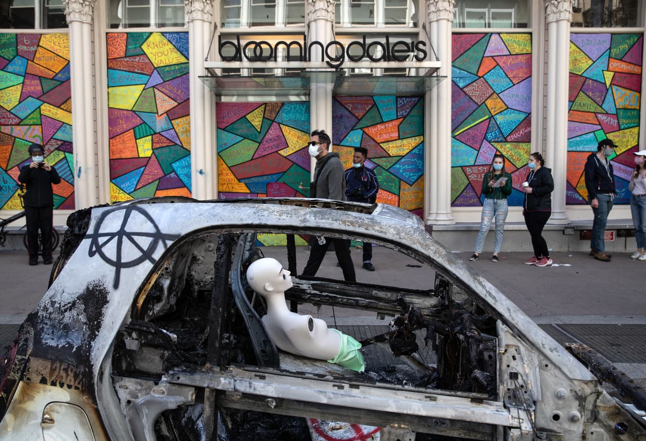 La foto muestra a un maniquí dentro de un vehículo policial quemado en el barrio Soho de Manhattan el 1 de junio de 2020 en la ciudad de Nueva York. Los equipos de limpieza y construcción trabajaron para limpiar los escaparates de docenas de tiendas dañadas durante los enfrentamientos entre la policía y los manifestantes la noche de este domingo.