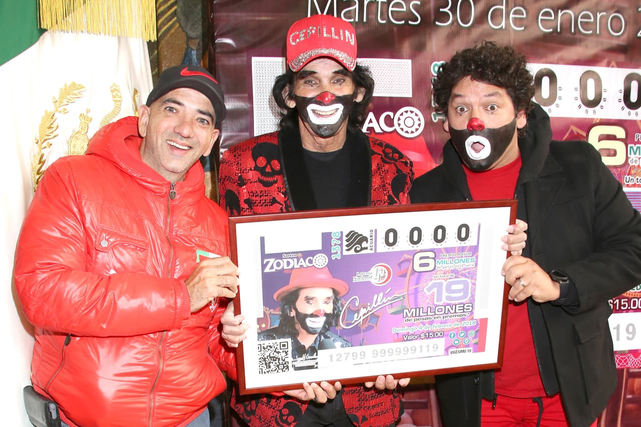 Entrevistado en las inmediaciones de la funeraria Gayosso en Santa Mónica, Tlalnepantla, Estado de México, Ricardo González Jr. explicó cuáles son los planes que tienen él y su hermano para 
<a href="https://www.tvynovelas.com/mx/famosos/hijo-de-cepillin-continuara-con-su-legado-y-prepara-show-con-holograma/" target="_blank">mantener vivo el legado de su padre</a>.