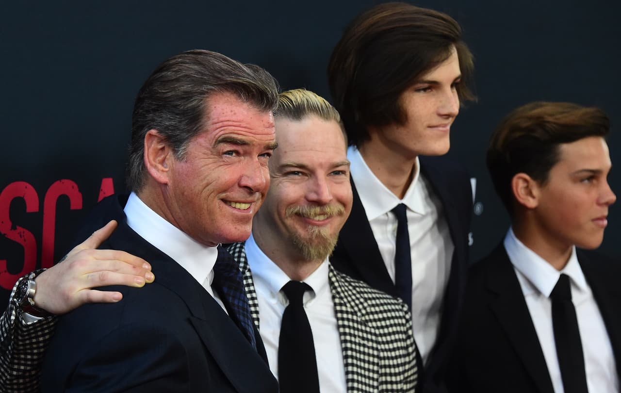 El actor de origen irlandés, Pierce Brosnan, le heredó el carisma y porte de galán a sus tres hijos: Sean, Dylan y Paris.