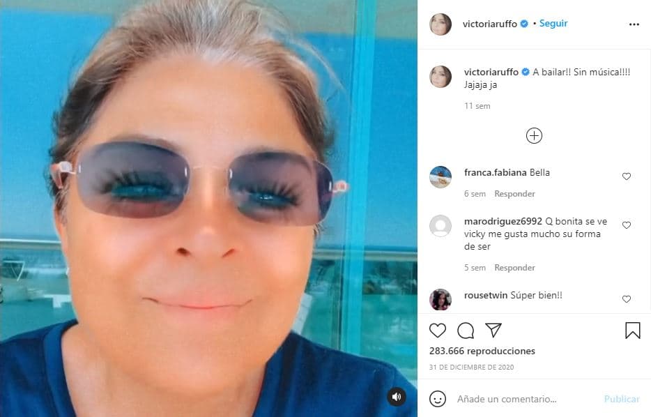 Después de muchos años de conservar la misma imagen que se caracterizaba por su cabello negro. A finales de 2020 
<b>Victoria Ruffo, de 58 años,</b> cambió el color de su melena por un tono rubio que al poco tiempo dejó para lucir las canas.