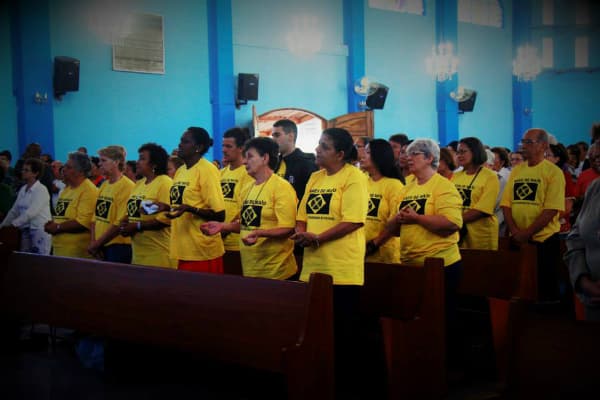 Las madres de algunas de las víctimas en una misa en honor a los fallecidos.