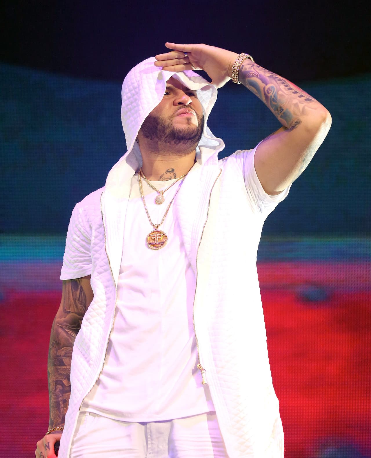 Al parecer el intérprete de 'Calma', tema por el que está nominado en Premios Juventud en la categoría 'Canción para el carro', ha tenido amigos que lo buscan sólo por interés. Así lo dejó ver en el comentario que puso junto a un video que compartió: "¡Qué duro, esto me acordo que al lado no tenía ovejas sino cabras", escribió.