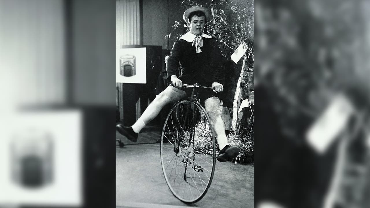 Fue hacia 1954 cuando 
<b>el personaje de Chabelo nació</b> en una emisión del programa Carrusel Musical. Para 1962 interpretó su personaje la película El Extra, con Mario Moreno “Cantiflas”.